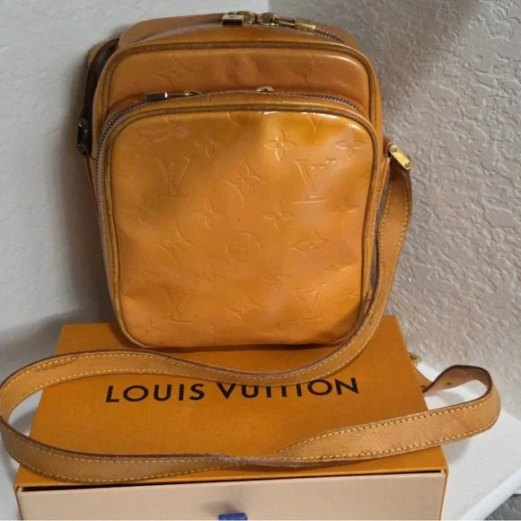 🌷SALE🌷Authentic Louis Vuitton Yellow Vernis 2 compartment Crossbody Bag - Picture 2 of 12